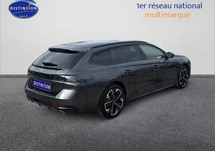 Peugeot 508 SW Hybrid gris titane en 3/4 arrière droit, avec jantes alliage et vitres surteintées.