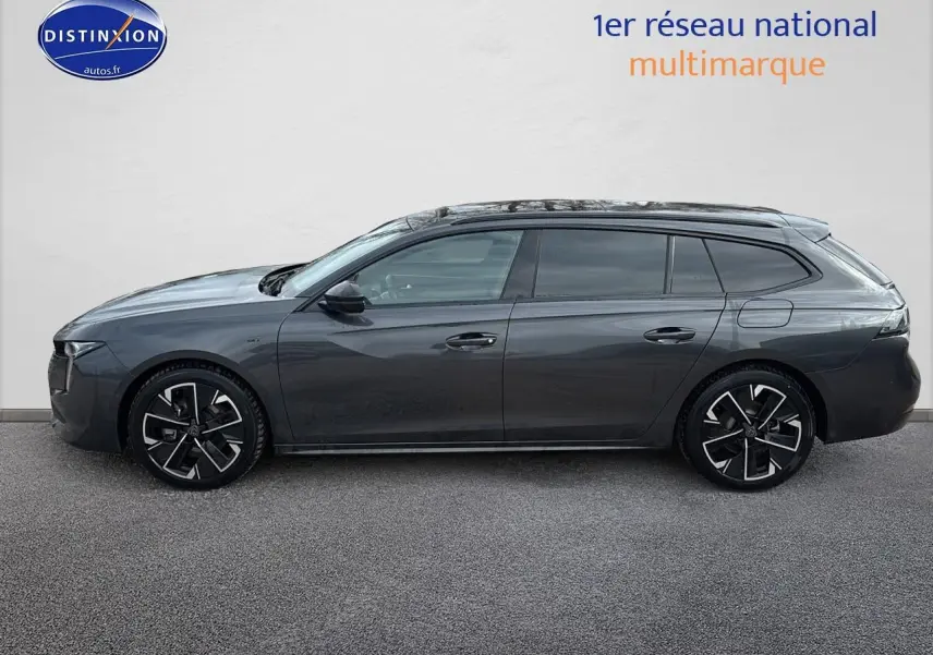 Peugeot 508 SW Hybrid gris titane vue de profil côté gauche avec jantes alliage noires et toit panoramique.