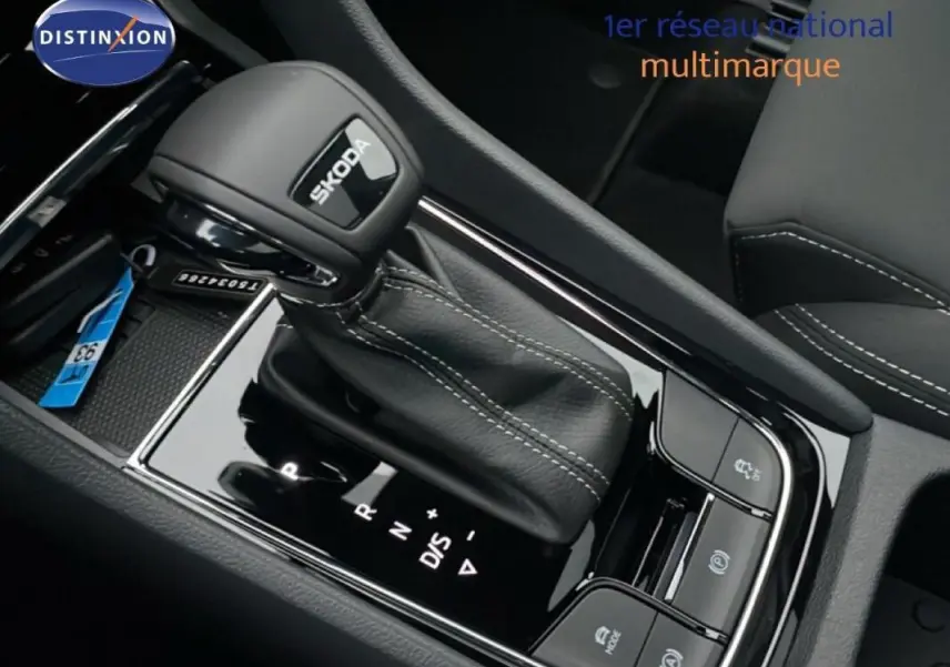 Gros plan intérieur sur le levier de vitesse automatique noir du Skoda Karoq 2025, finition Sportline.