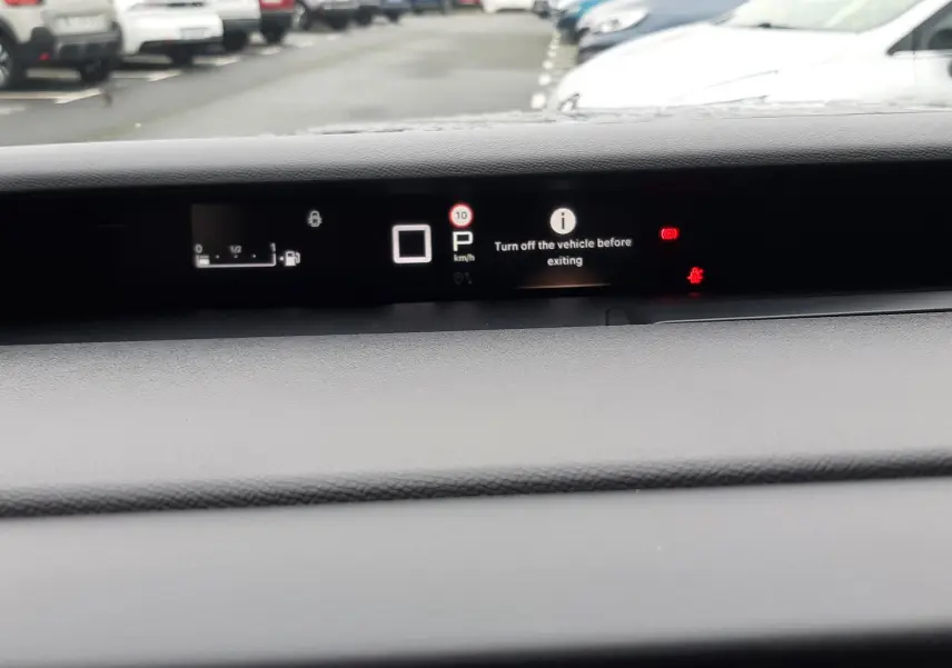 Tableau de bord numérique du Citroën C3 Aircross 1.2 Hybrid 145 gris Mercury, affichant la vitesse et alertes.