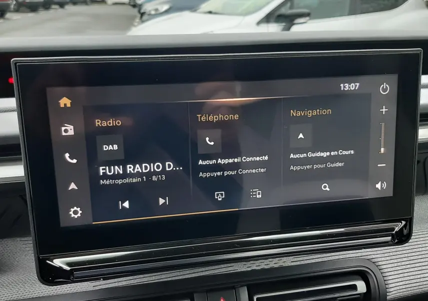 Vue intérieure du tableau de bord du Citroën C3 Aircross 2026 avec écran tactile multimédia affichant radio, téléphone et navigation.