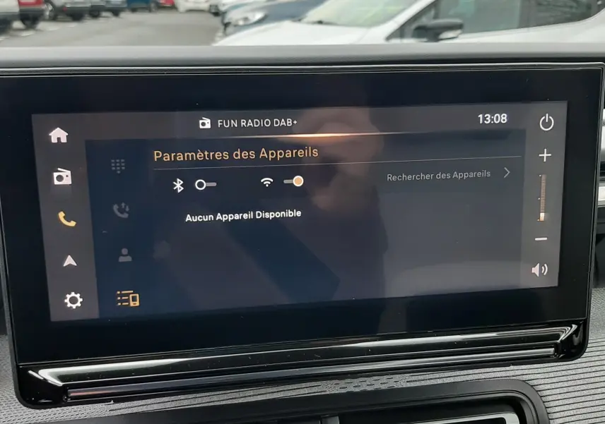 Écran tactile central du tableau de bord du Citroën C3 Aircross gris Mercury, affichant les paramètres Bluetooth et Wi-Fi.