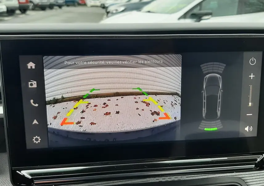 Écran intérieur du Citroën C3 Aircross 2026 montrant la caméra de recul avec guidage coloré et capteurs de proximité.