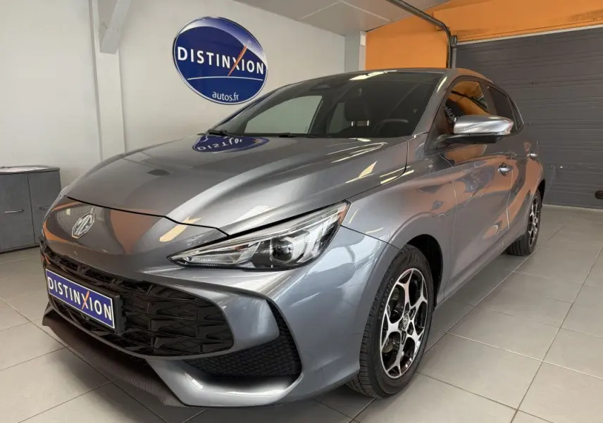 Vue 3/4 avant du MG3 hybride gris Hampstead avec jantes alliage noires et calandre noire brillante.