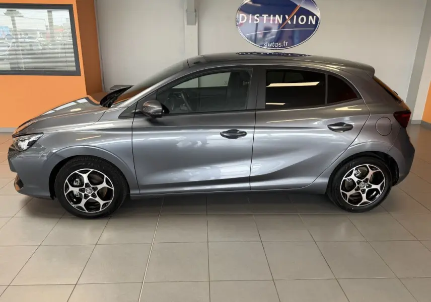 Vue de profil côté gauche d’une MG3 1.5 L Hybrid+ Luxury en gris Hampstead, avec jantes alliage distinctives.