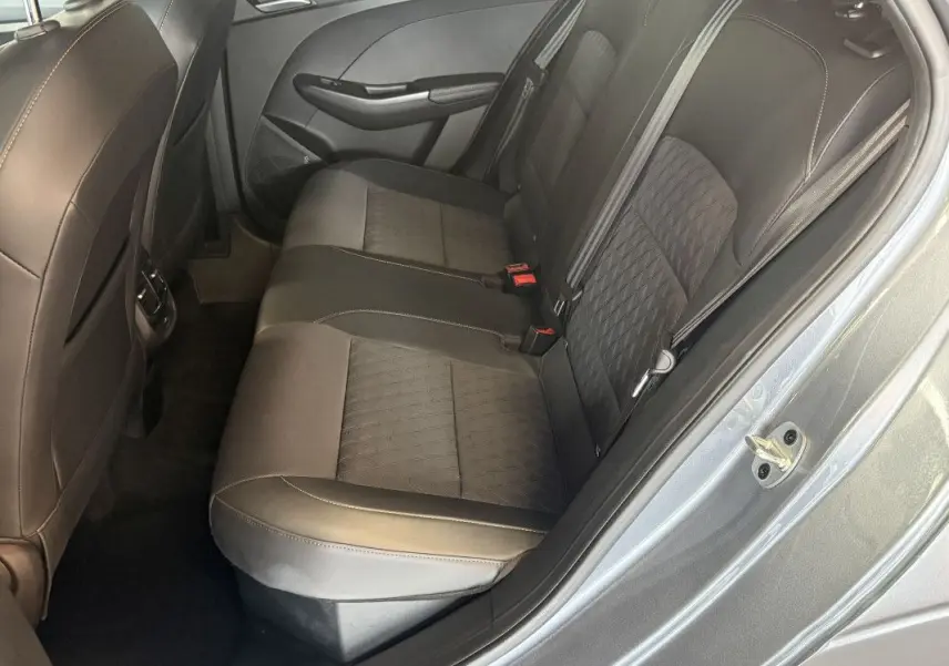 Vue intérieure côté droit des sièges arrière en cuir noir avec surpiqûres, dans une MG3 Hampstead Grey.