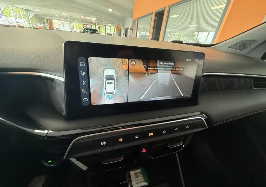 Vue intérieure du tableau de bord du MG3 1.5 L Hybrid+ Luxury, écran tactile affichant la caméra de recul et vue 360°.