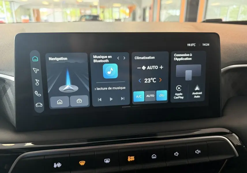 Écran tactile central du tableau de bord du MG3 Hybrid+ affichant navigation, musique Bluetooth et climatisation à 23°C.