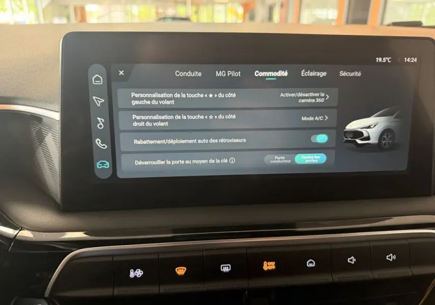 Écran tactile central affichant les réglages de commodité du MG3 Hybrid+ en intérieur, avec commandes climatisation et démarrage.