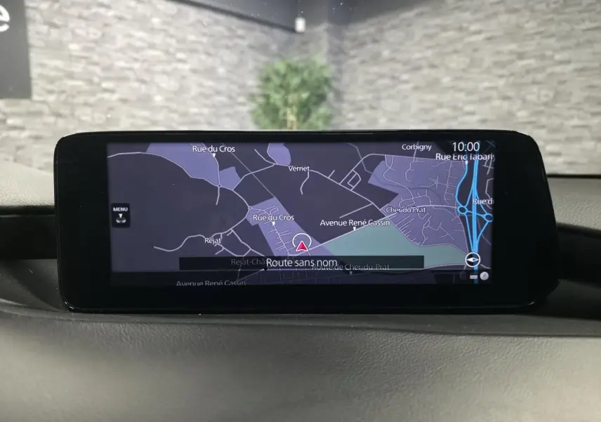 Écran central de navigation couleur dans l’habitacle d’une Mazda3 2024, affichant une carte détaillée.