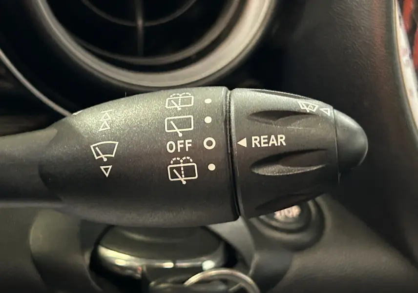 Gros plan sur la commande d'essuie-glace de la MINI Cooper gris, avec indications pour le nettoyage arrière.