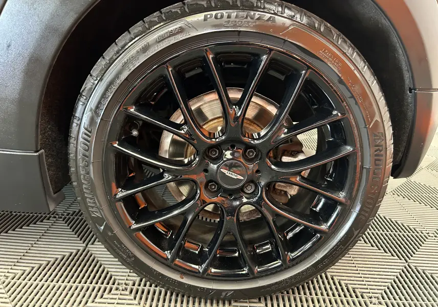 Gros plan sur la jante noire brillante de la MINI Cooper gris, mettant en valeur le pneu Bridgestone Potenza sport.