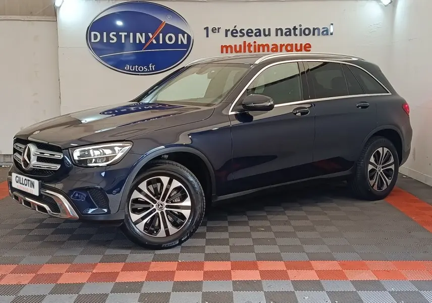 Mercedes GLC 300 DE Business Line bleu, vue 3/4 avant droit en intérieur avec jantes distinctives et toit chromé.