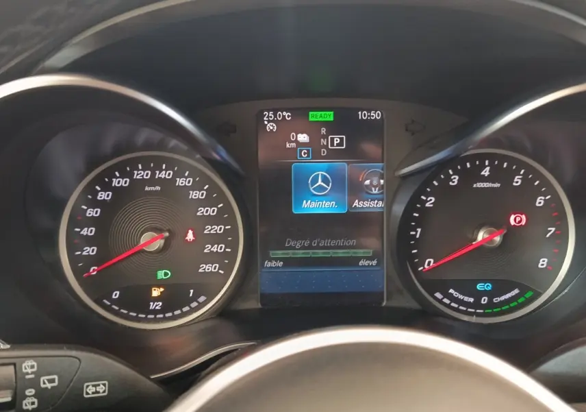 Vue rapprochée du tableau de bord numérique du Mercedes GLC 300 DE hybride, affichage multifonctions et compte-tours.