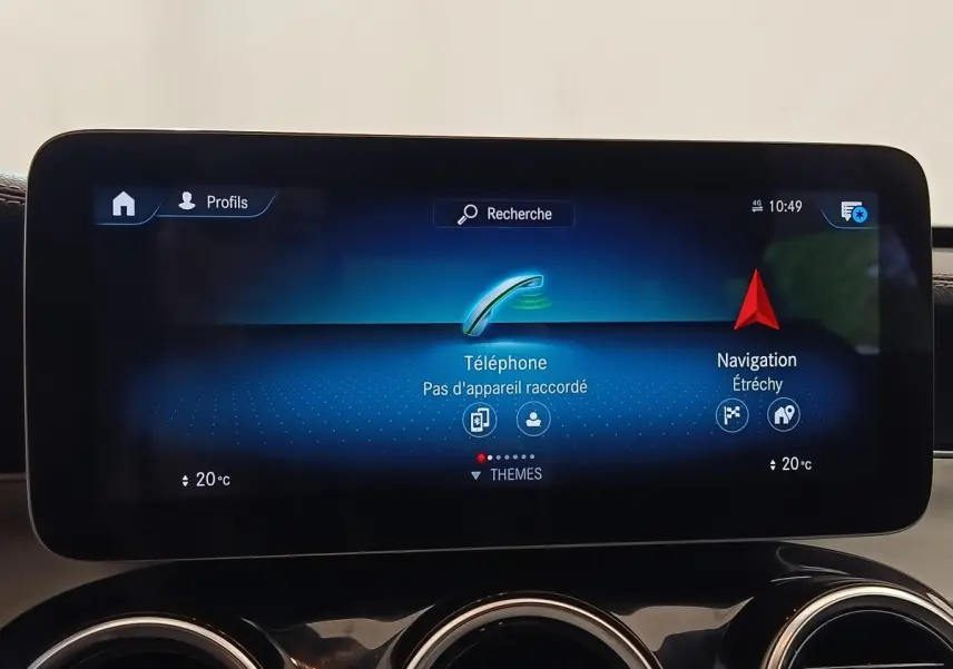 Écran tactile central du tableau de bord du Mercedes GLC 300 DE Business Line 2022 affichant navigation et téléphone.