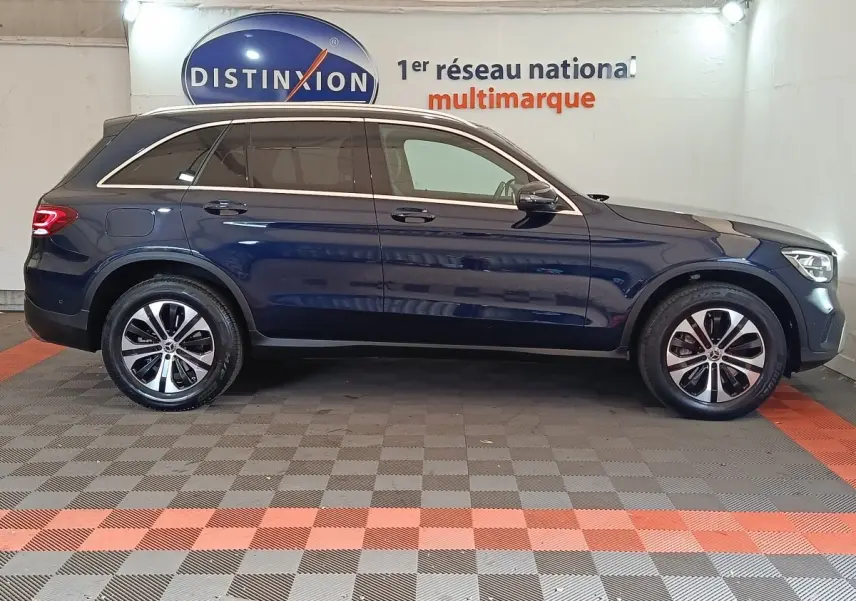 Profil côté gauche d'un Mercedes GLC 300 DE Business Line 4MATIC bleu, avec jantes alliage et toit panoramique visible.