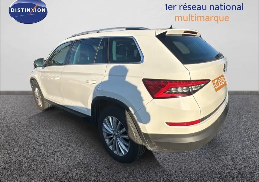 Vue 3/4 arrière droite d'un Skoda Kodiaq blanc 2018 avec jantes alliage et feux arrière LED distinctifs.
