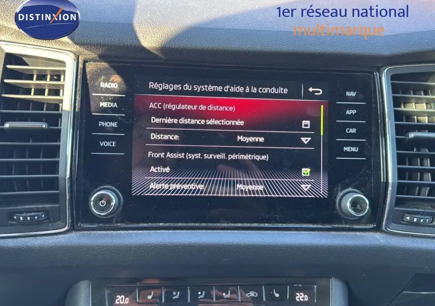 Écran central tactile du Skoda Kodiaq 1.4 TSI blanc de 2018 montrant les réglages d'aide à la conduite.