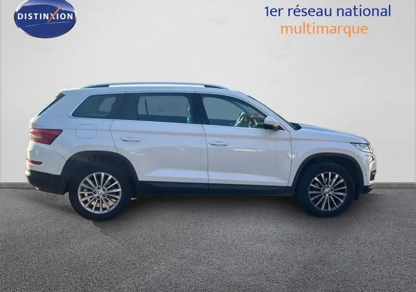 Profil côté gauche d'un SUV Skoda Kodiaq blanc 2018 avec jantes alliage et toit ouvrant panoramique.
