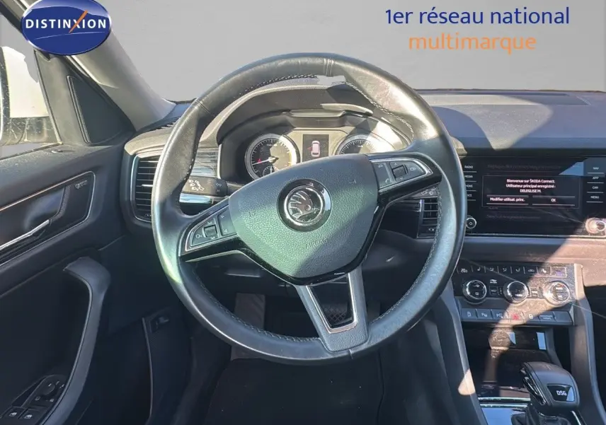Vue intérieure centrée sur le volant cuir noir d'une Skoda Kodiaq 2018, avec tableau de bord et écran tactile visibles.