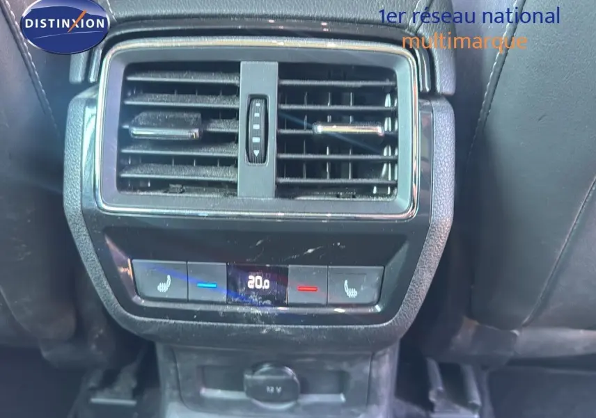 Vue rapprochée des commandes de climatisation arrière et des aérateurs du Skoda Kodiaq blanc 2018 côté central.