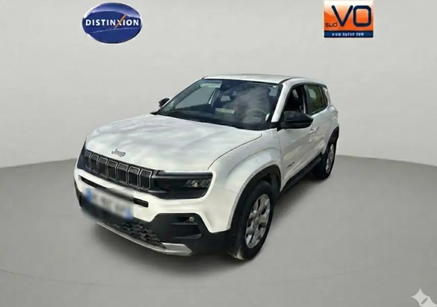 Jeep Avenger blanc en 3/4 avant droit, avec calandre noire distinctive et jantes alliage 17 pouces.
