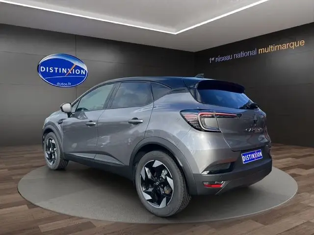 Vue 3/4 arrière droite du Renault Captur 2025 gris Cassiopée avec toit noir et roue de secours visible.