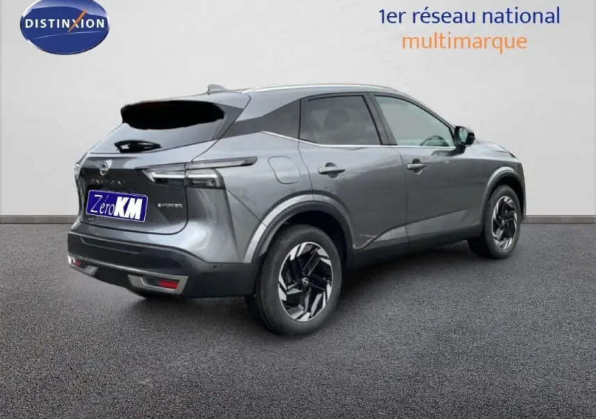 Vue 3/4 arrière droite du Nissan Qashqai gris 2025 avec jantes noires et toit noir brillant.