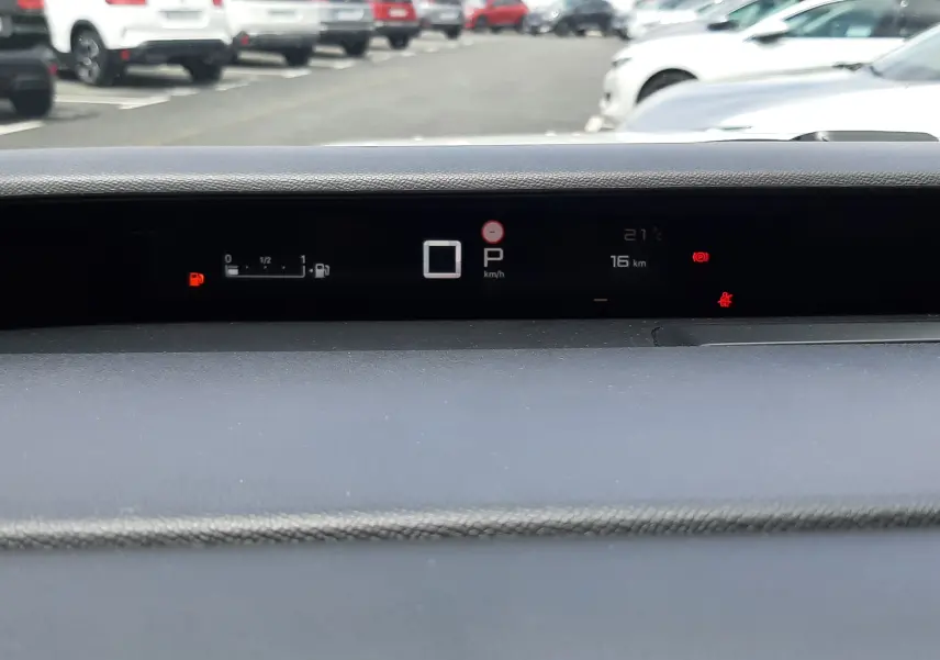 Tableau de bord numérique de Citroën C3 Aircross 1.2 Hybrid 145, affichant la vitesse à 0 km/h et la jauge de carburant.