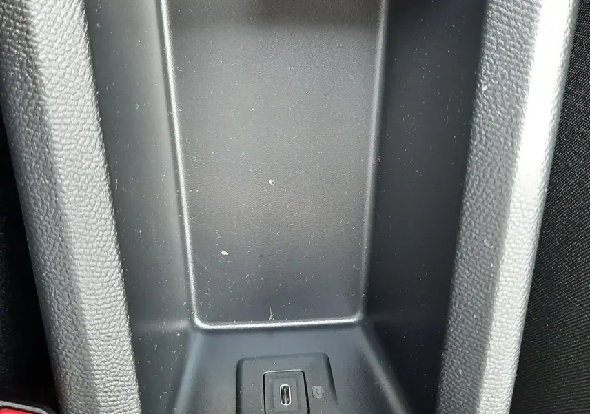 Gros plan sur la console centrale noire du Citroën C3 Aircross 2026, montrant un port USB-C intégré.