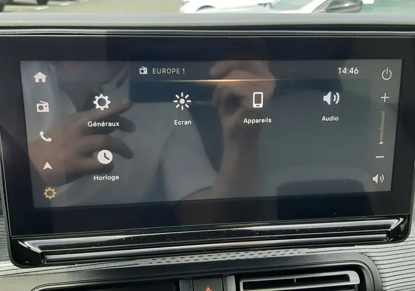Écran tactile central du tableau de bord du Citroën C3 Aircross 2026, affichant les réglages généraux et audio.