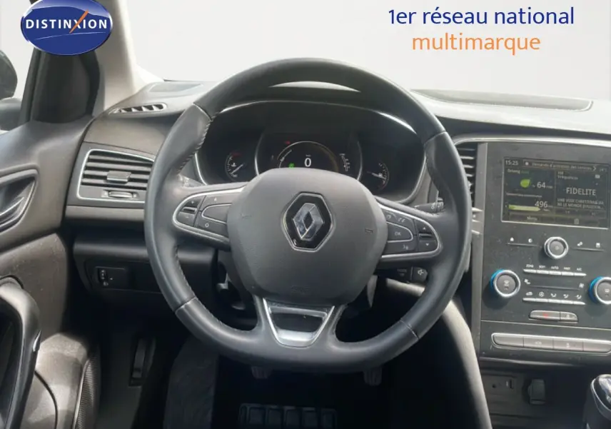 Vue intérieure centrée sur le volant cuir noir de la Renault Mégane 2021 avec tableau de bord et écran tactile.