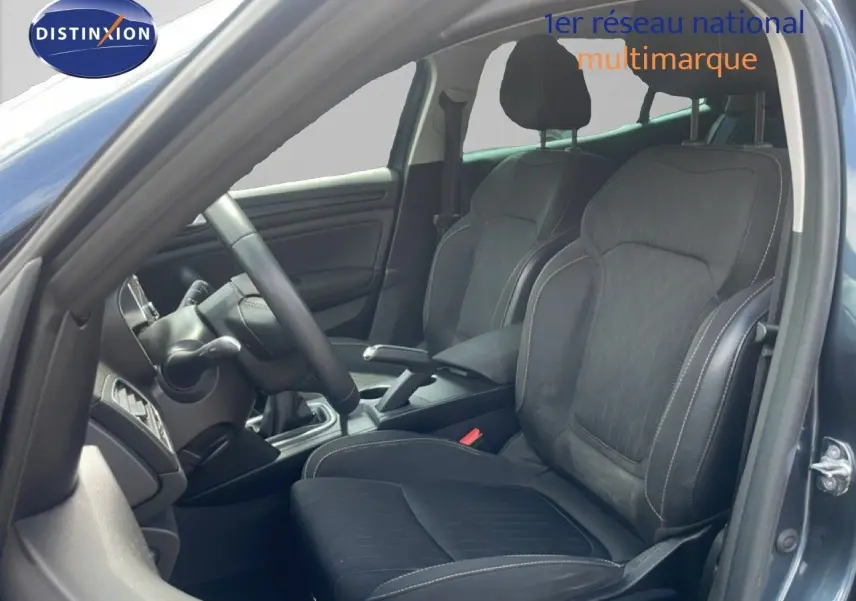 Vue intérieure côté conducteur de la Renault Mégane 2021, sièges en tissu noir avec surpiqûres contrastantes.