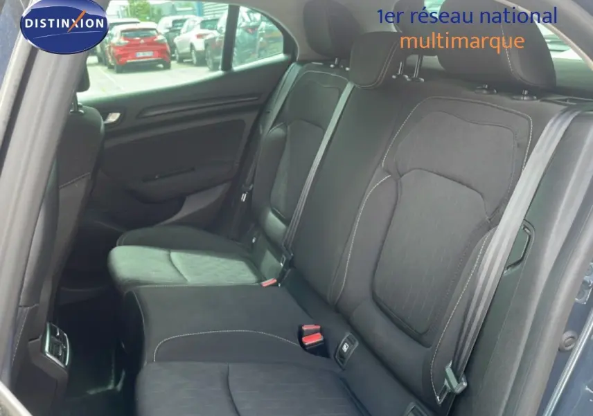 Vue intérieure côté droit des sièges arrière en tissu noir avec surpiqûres blanches d'une Renault Mégane gris titanium 2021.