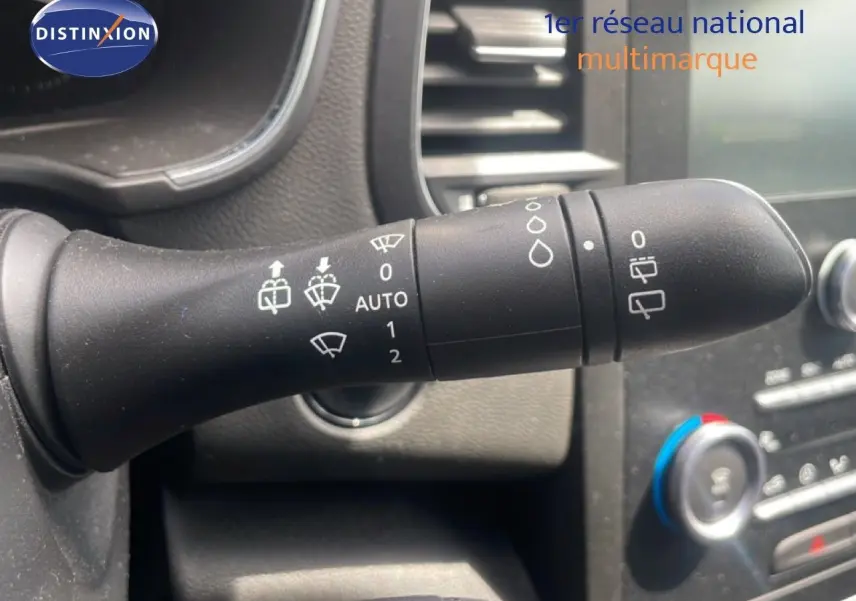 Gros plan sur la commande d’essuie-glace à gauche du volant dans l’habitacle d’une Renault Mégane gris titanium 2021.