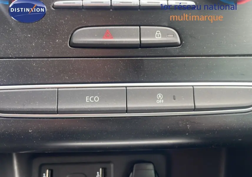 Détail du tableau de bord de la Renault Mégane 1.3 TCE 115ch Limited 2021, avec boutons de commande ECO et verrouillage.