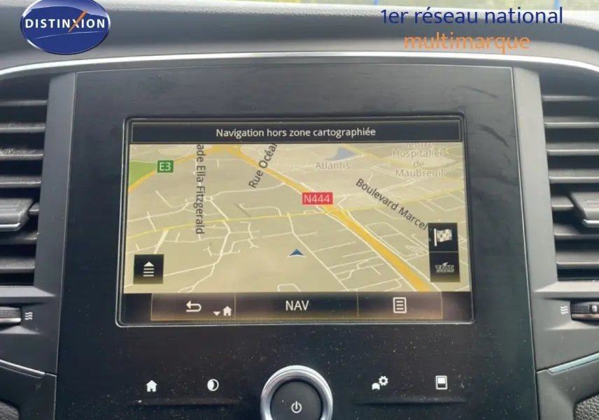 Tableau de bord de Renault Mégane gris titanium 2021, affichage GPS central avec carte de navigation.