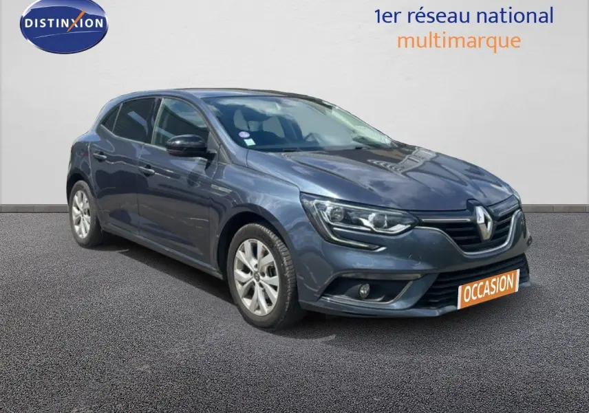 Renault Mégane gris titanium métal vue 3/4 avant droit, avec phares LED et calandre distinctive.