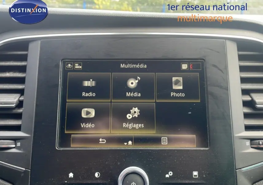 Écran tactile multimédia de Renault Mégane 2021 en gros plan, avec options radio, média, photo, vidéo et réglages.