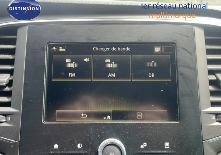 Écran tactile central de la Renault Mégane gris titanium, affichant les options radio FM, AM et DR.