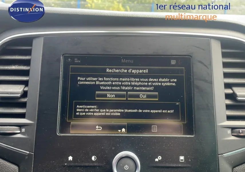 Écran tactile central de la Renault Mégane gris titanium, affichant un menu de connexion Bluetooth, intérieur noir.