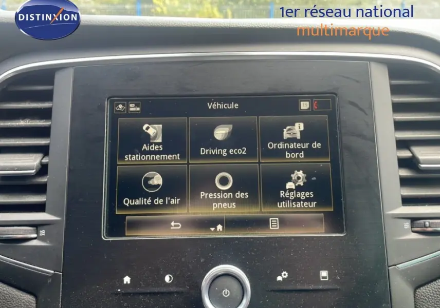 Écran tactile central de la Renault Mégane 1.3 TCE 115CH, affichant les options d’aide et réglages du véhicule.