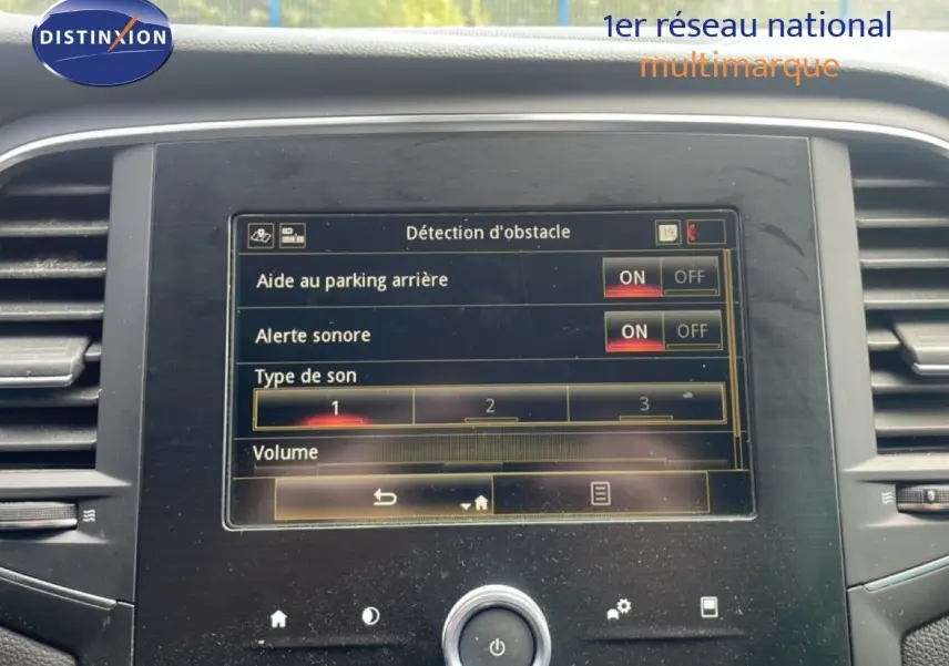 Écran tactile central de la Renault Mégane 2021 affichant les réglages d’aide au parking et alerte sonore.