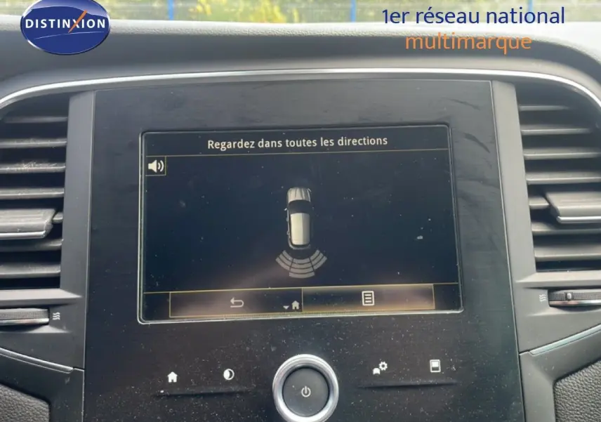 Écran central de la Renault Mégane 1.3 TCE 115ch Limited 2021 affichant l'alerte de proximité en mode stationnement.
