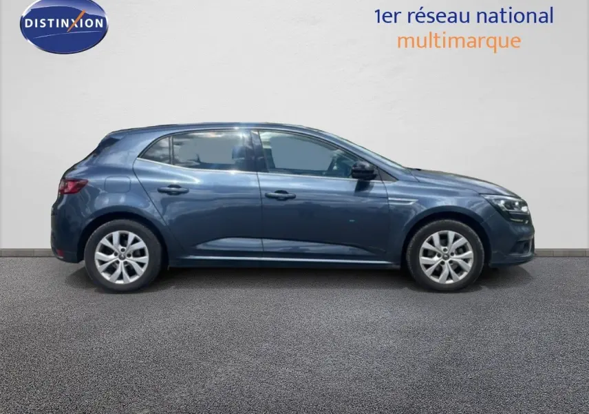 Profil droit d'une Renault Mégane 1.3 TCE 115ch gris titanium métal, avec jantes alliage et vitres teintées.