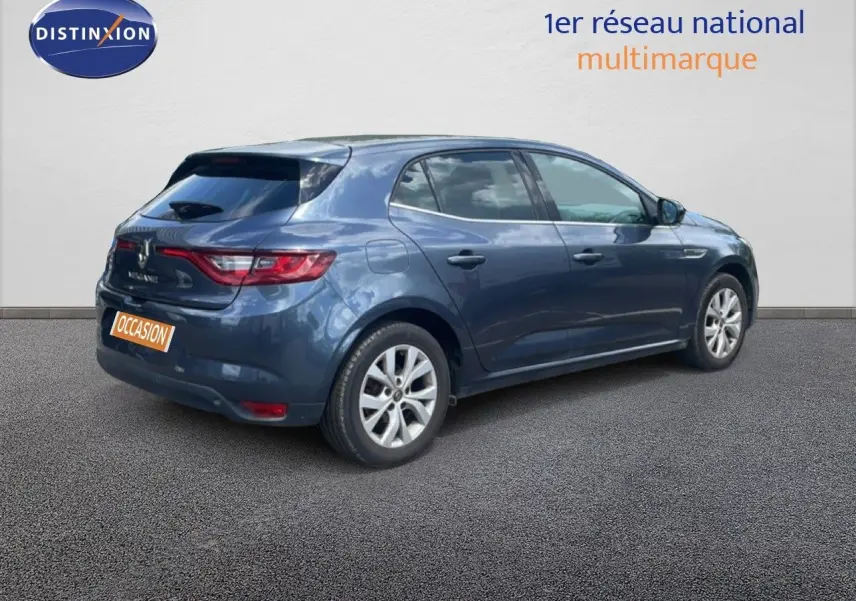 Vue 3/4 arrière droite d'une Renault Mégane gris titanium métal avec feux arrière LED et jantes alliage.