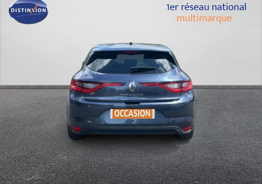 Vue arrière d'une Renault Mégane gris titanium métal avec feux arrière LED et plaque d'occasion visible.