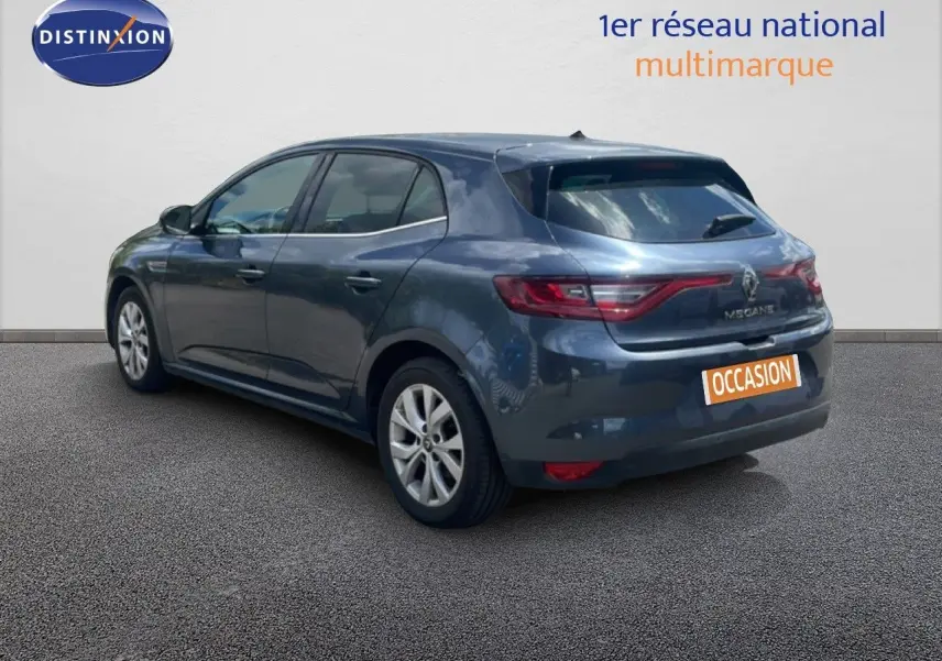 Renault Mégane gris titanium métal vue 3/4 arrière droit, avec feux arrière LED et jantes alliage 16 pouces.