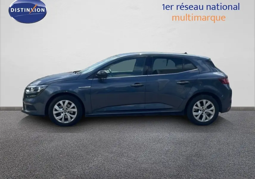 Profil latéral droit d'une Renault Mégane 1.3 TCE 115ch Limited gris titanium metal avec jantes alliage et vitres teintées.