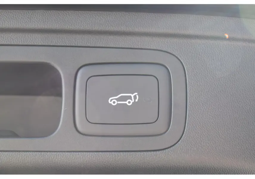 Bouton intérieur noir avec pictogramme blanc d'ouverture du hayon électrique sur MG MOTOR EHS 1.5 Hybrid+ 2026.